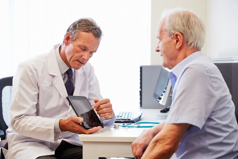 Patient atteint de prostatite lors d'un rendez-vous chez le médecin