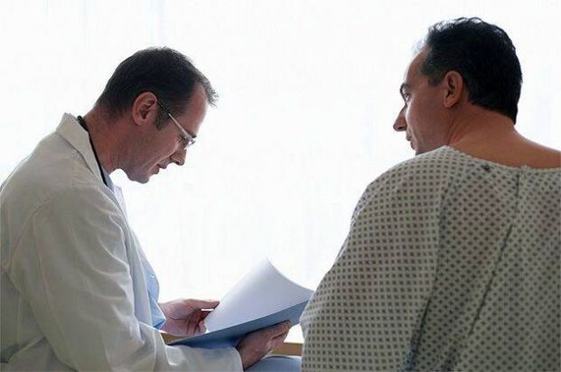le médecin prescrit au patient un médicament contre la prostatite