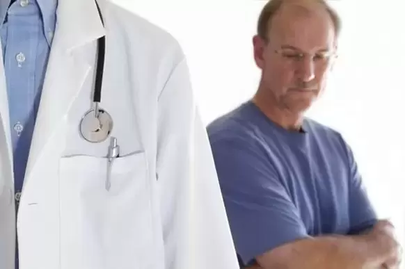 Un homme présentant des symptômes de prostatite chronique devrait consulter un urologue